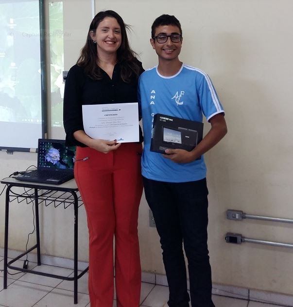 O estudante Pedro Henrique recebeu um tablet como prêmio. Foto Arquivo da Escola.