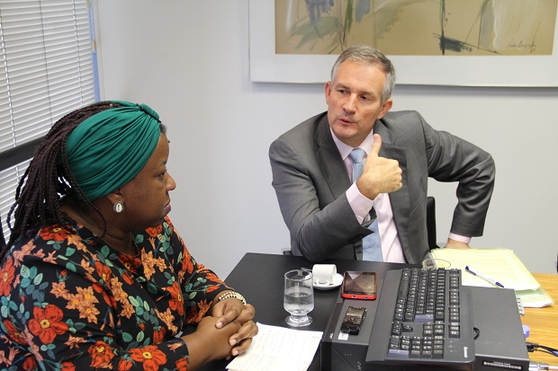 Secretária Macaé propôs ao embaidor Laurent Bili a criação de grupo de trabalho. Foto: Elian Oliveira/ACS-SEE