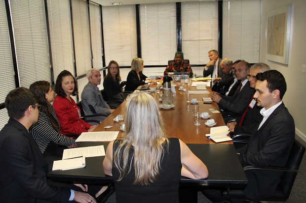 A comitiva da embaixada veio discutir a inclusão do Francês como segunda língua no currículo escolar. Foto: Elian Oliveira/ACS-SEE