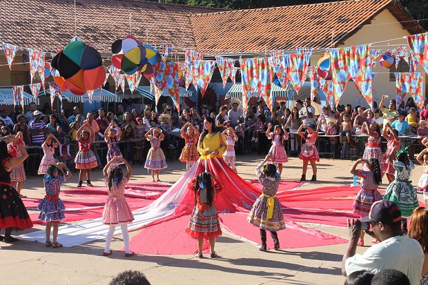 Festa julina na Fundação Helena Antipoff movimenta pais e alunos. Foto: Facebook/Fundação Helena Antipoff