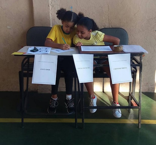 São atividades que desenvolvem dimensões afetivas, cognitivas, motoras e socioculturais”, destaca a professora Julyê. Foto: Arquivo da Escola