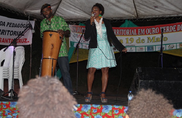 Quilombolas fazem apresentação musical durante abertura da 9ª Jornada Socioterritorial da UFMG, em Ouro Verde de Minas. Foto: William Campos Viegas (ACS/SEEMG)