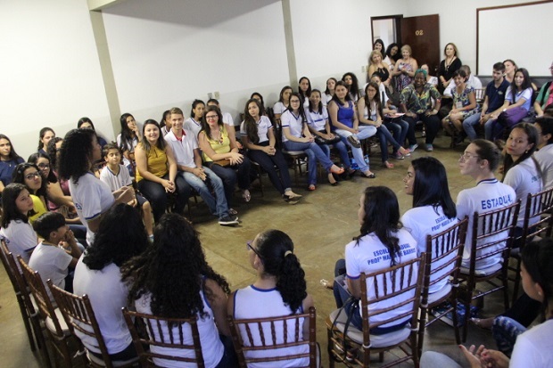 Jovens participaram de roda de conversa com a Secretária Macaé, durante Fórum Regional em Ituiutaba. Foto: Elian Oliveira/ACS