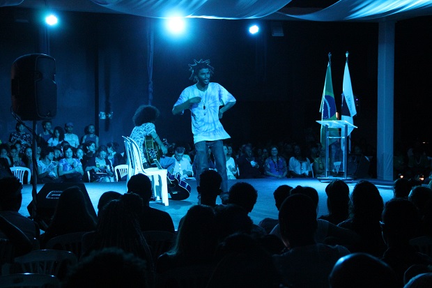 Estudantes se apresentam na comemoração. Foto: William Campos Viegas.