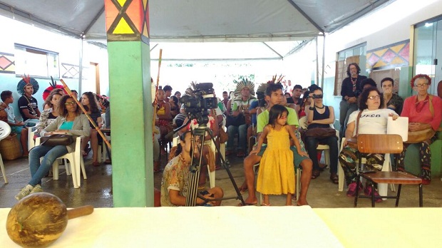 O curso tem o propósito de fortalecer o trabalho de retomada da língua Patxhôxã, desenvolvida pelos Pataxó, através de intercâmbio com Maxakali. Foto: Divulgação