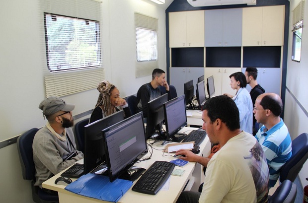 Uma carreta com 20 computadores foi instalada na porta do auditório, onde orientadores instruíram o público sobre elaboração e cadastramento de currículos no portal de Rede Carreiras. Foto: Elian Oliveira (ACS/SEEMG)