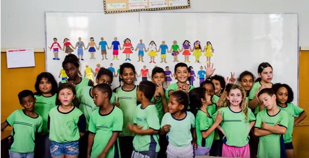 Estudantes da Escola Estadual Tomé Portes del-Rei, em São João Del Rei, participam de documentário sobre consciência negra. Foto: arquivo escola.