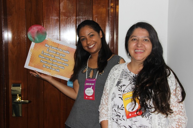 Professora Letícia Carla de Andrade (frente) destaca que as atividades tornam a aprendizagem mais interessante. Foto: William Campos Viegas (ACS/SEEMG)