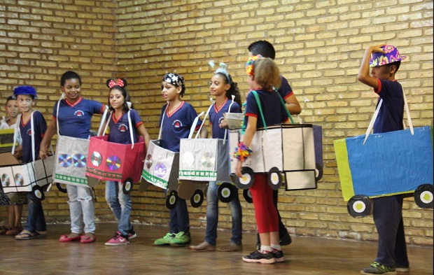 Estudantes também fizeram apresentações sobre a temática de educação no trânsito. Foto: Elian Oliveira (ACS/SEEMG) 