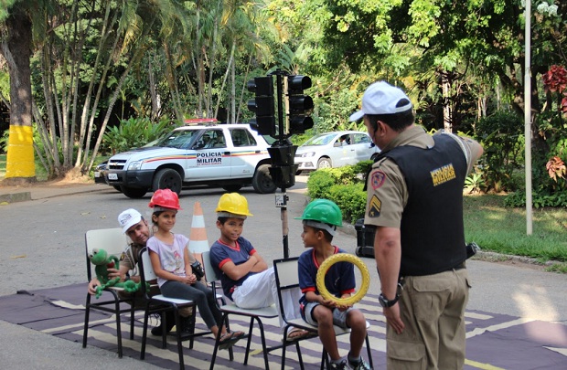 Policiais da Polícia Militar e do Batalhão de Trânsito levaram uma pequena réplica de uma transitolândia. Foto: Elian Oliveira (ACS/SEEMG)