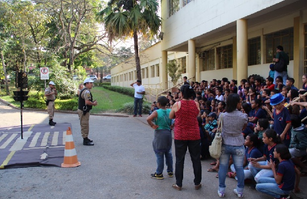 Participaram do evento, alunos e professores de escolas municipais de Ibirité e estaduais que compõem o Polo de Educação na Fundação Helena Antipoff. Foto: Elian Oliveira (ACS/SEEMG)