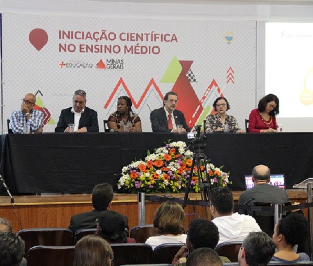 Mesa de lançamento do projeto Iniciação Científica no Ensino Médio. Foto: William Campos Viegas (ACS/SEEMG)