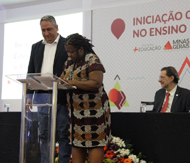 Secretária de Educação, Macaé Evaristo, e o gerente de Planejamento e Articulação do Unibanco, Thiago Borba, assinaram um protocolo de intenções entre a SEE e o instituto. Foto: William Campos Viegas (ACS/SEEMG)