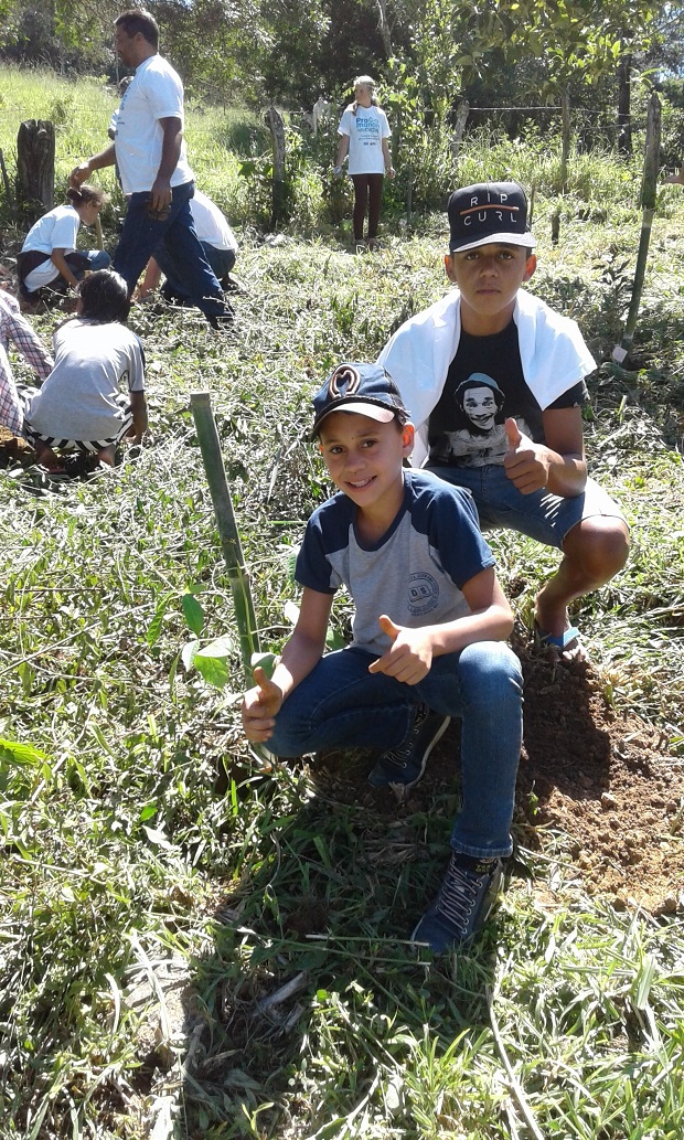Eles receberam 50 mudas, que foram plantadas na comunidade de Machados, zona rural do município. Foto: Divulgação Escola