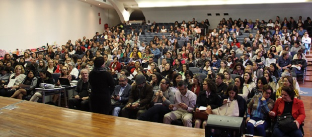 Cecília Resende, superintendente de Desenvolvimento do Ensino Médio da SEE, abre evento no Estadual Central. Foto: William Campos Viegas (ACS/SEEMG)