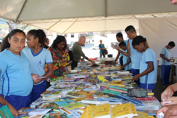 Estudantes e professores também participaram da Flis na edição de 2015, com a presença da secretária Macaé Evaristo. Foto: Geanine Nogueira (ACS/SEEMG)