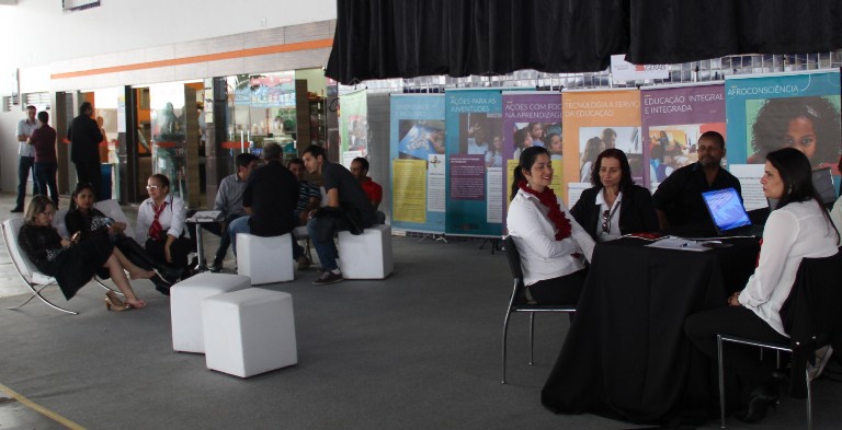 No espaço montado para atender demanda da Educação, a população tirou dúvidas, solicitou serviços e esclarecimentos sobre diversos assuntos. Foto: Eric Abreu (ACS/SEEMG)