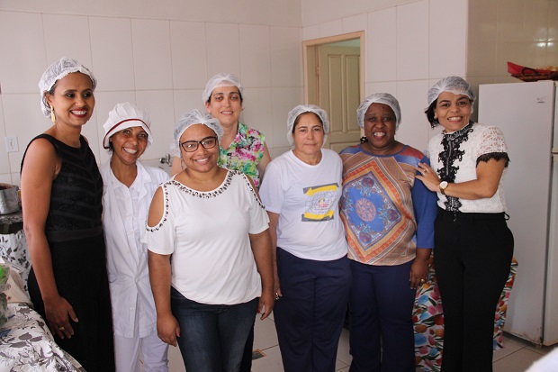 As servidoras da cantina promoveram recepção calorosa à Secretária. Foto: Elian Oliveira/ACS-SEE