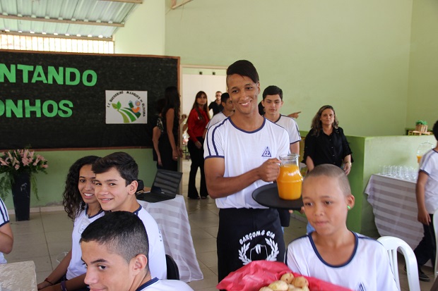Os alunos serviram o café de recepção à Secretária. Foto: Elian Oliveira/ACS-SEE