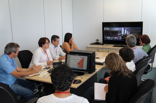 Representantes da SEE promovem videoconferência para sanar dúvidas de profissionais das 44 escolas que ofertarão, em agosto, o Ensino Médio em Tempo Integral. Foto: William Campos Viegas (ACS/SEEMG)