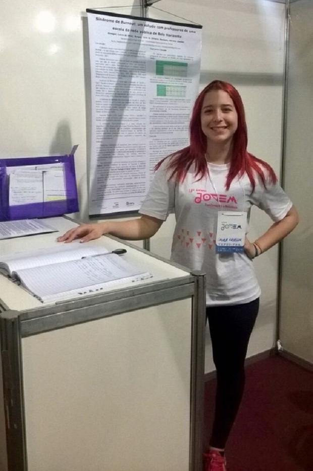 Na capital inglesa, Laura apresenta a pesquisa “Síndrome de Burnout: um estudo com professores de uma escola da rede pública de Belo Horizonte”. Foto: Arquivo Pessoal