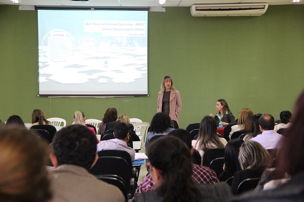 Shirlei Sales, da UFMG, criticou a proposta de normatização de uma base curricular nacional obrigatória. Foto: Elian Oliveira (ACS-SEEMG)