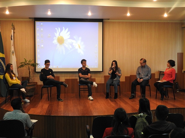 Da direita para a esquerda: Diretora de Juventude da SEE, Priscylla Ramalho; Prof. Ronaldo Sales Abranches; e os estudantes Sarah Montgomery de Miranda, Matheus Taets e Sales; André Luiz Silva e Ana Julia Lopes Araldi. Foto: Rebeca Fonseca/SRE Itajubá