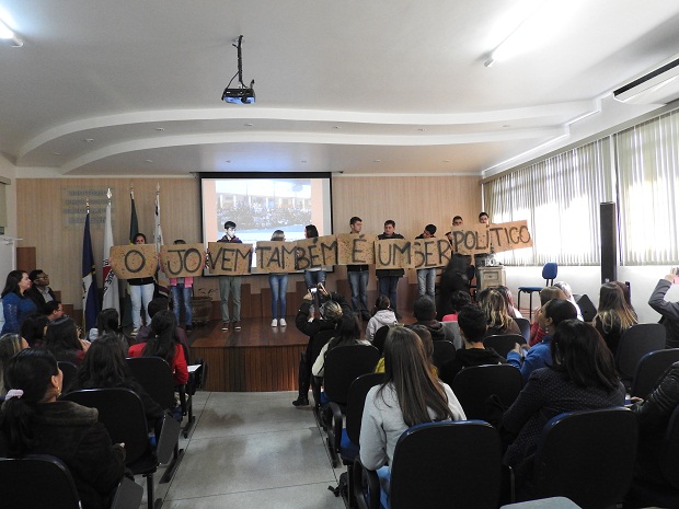 Apresentação do coletivo de jovens da EE Sebastião Pereira Machado. Foto: Rebeca Fonseca/SRE Itajubá