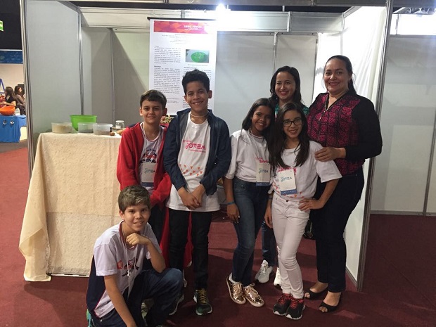 Estudantes da Escola Estadual Alcides Mendes da Silva apresentam projeto na 18ª UFMG Jovem. Foto: Maria Suverlei Santos.