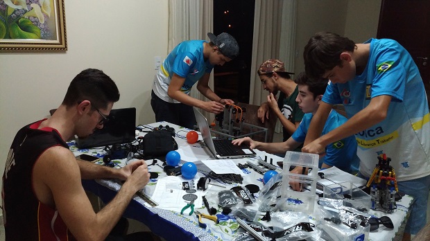 Equipe recebeu um kit para construir o robô. Foto: Arquivo pessoal.
