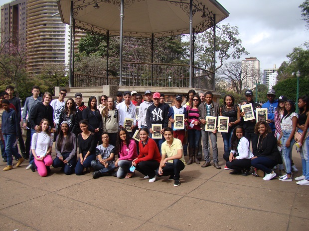 Alunos de Abre Campo estiveram na Praça da Liberdade, em Belo Horizonte.Foto de Arquivo da Escola