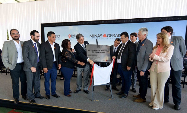 Durante a cerimônia de abertura, ocorreu o descerramento da placa de inauguração da nova sede da Superintendência Regional de Ensino (SRE) Passos. Foto: Carlos Alberto (Imprensa/MG)