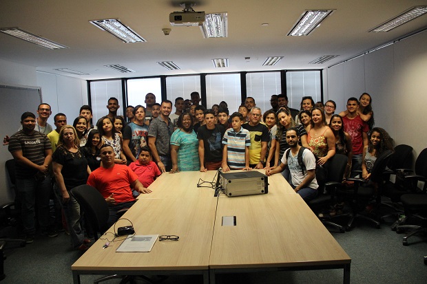 Estudantes, professores e direção da Escola Estadual José de Haas, de Caraí, foram recebidos pela secretária Macaé Evaristo. Foto: Elian Oliveira/ACS-SEE