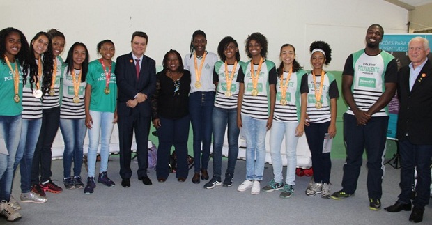 Durante a visita na EE Dulce Ferreira de Souza, a secretária Macaé homenageou as alunas campeãs do basquete feminino do Jemg. Foto: Eric Abreu (ACS/SEEMG) 