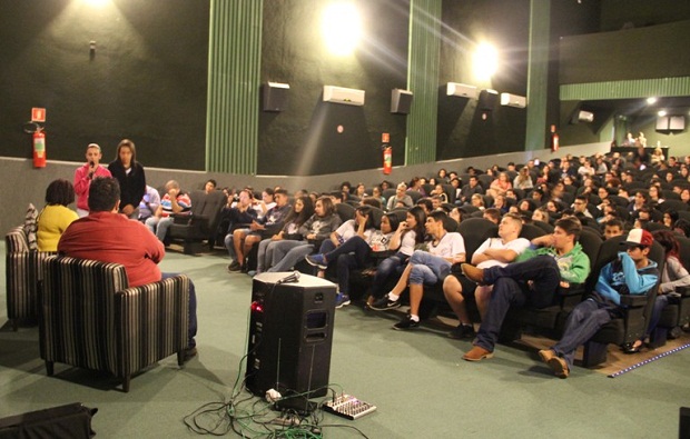 Ao final da exibição, a secretária Macaé ouviu depoimentos dos alunos, que fizeram observações sobre o documentário, suas reflexões e sobre o que desejam no ensino médio. Foto: Eric Abreu (ACS/SEEMG)