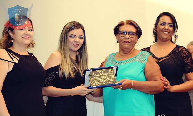 Em evento comemorativo, a direção da E.E. Fernão Dias homenageou pessoas que fizeram e fazem parte da história da instituição. Foto: HighTec Vídeo Produtora