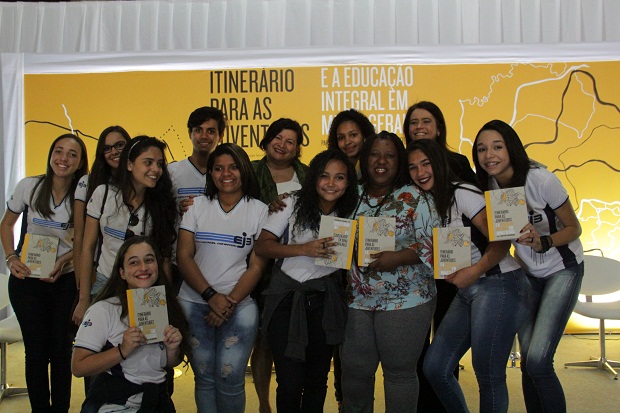 Jovens das nove escolas da região metropolitana de Belo Horizonte  que protagonizaram  as atividades apresentadas no livro participaram de uma roda de conversa sobre a educação integral e as juventudes. Foto: Eric Abreu (ACS/SEEMG)