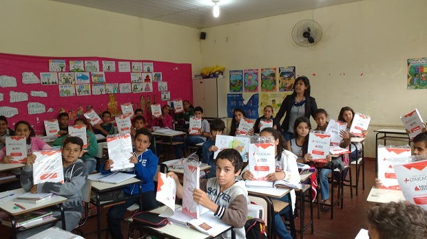 Os estudantes do Ensino Fundamental começaram a receber os kits Educação. Foto: Arquivo SEE