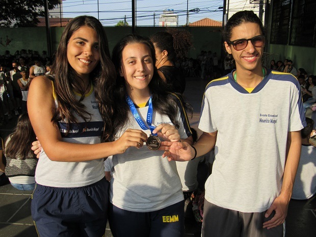 Medalhistas foram homenageados pela comunidade escolar da Escola Estadual Maurício Murgel. Foto: Elian Oliveira/ACS-SEE