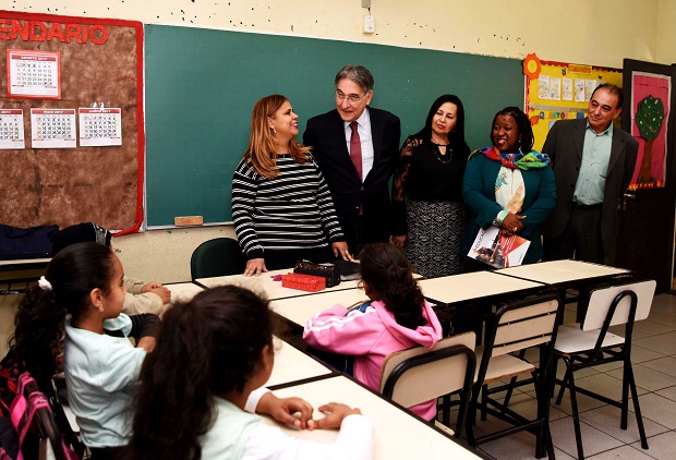 Na escola, o governador conversou com a diretora da unidade e com alunos e professores. Foto: Marcelo Sant’Anna/Imprensa MG