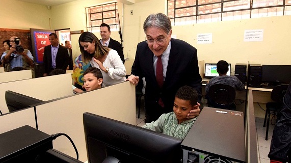 Governador Fernando Pimentel conheceu o novo laboratório de informática da Escola Estadual São Pedro e São Paulo, que recebeu 40 novos computadores. Foto: Marcelo Sant’Anna/Imprensa MG
