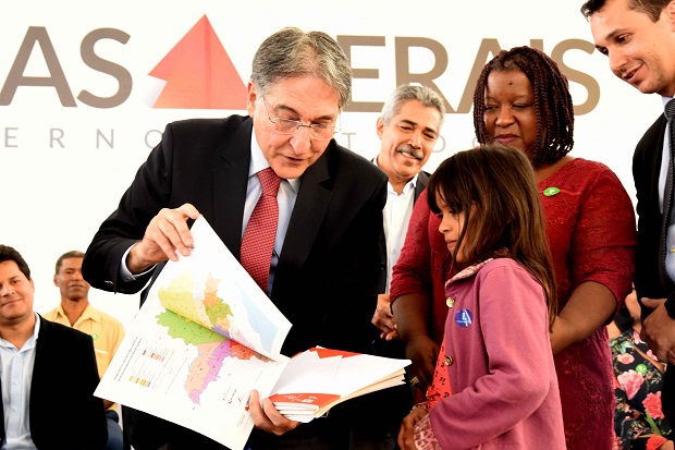 Durante a solenidade, o governador entregou kits escolares para alunos da unidade e também para estudantes indígenas de comunidades da região. Foto: Marcelo Sant’Anna/Imprensa MG
