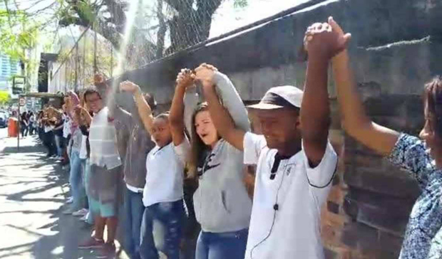 Alunos abraçaram a Escola Estadual Fernando Lobo simbolizando a paz. Foto: Divulgação 