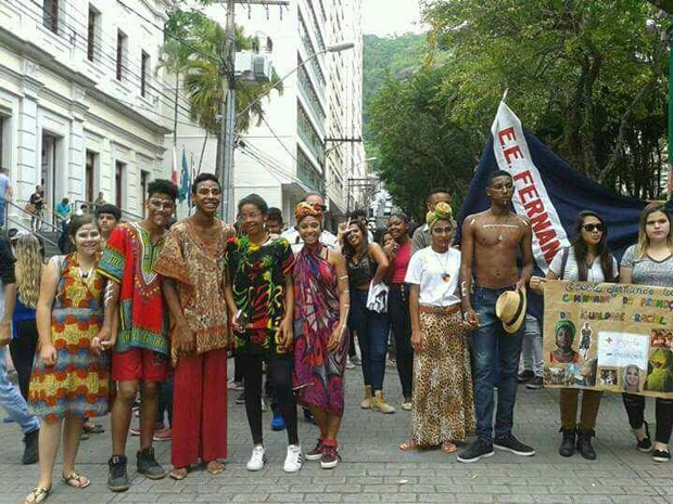 Em 2016, alunos da escola participaram da II Caminhada da Promoção da Igualdade Racial. Foto: Divulgação