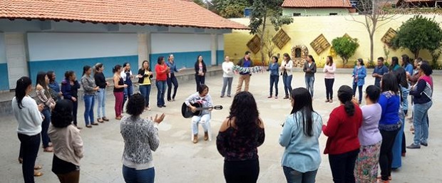 Momento da mística de abertura das oficinas em Minas Novas. Foto: Divulgação.