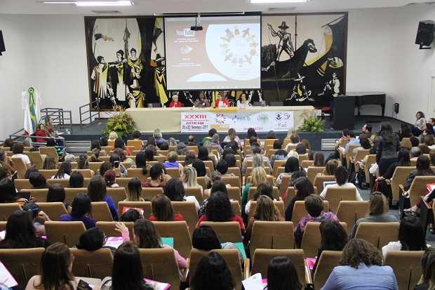 Macaé Evaristo abriu os trabalhos lembrando a importância de o encontro acontecer durante a semana que homenageia o patrono da educação brasileira, Paulo Freire. Foto: Elian Oliveira/ACS-SEE