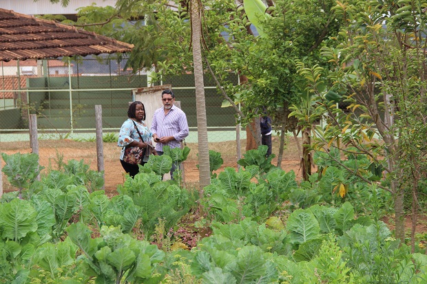 A Secretária de Educação, Macaé Evaristo e o Superintendente da SRE/Diamantina conheceram o projeto da horta comunitária na escola de Itamarandiba. Foto: Elian Oliveira/ACS-SEE