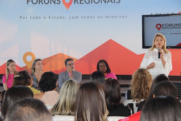 A diretora de Avaliação da Aprendizagem da SEE, Roseney Gonçalves de Melo apresentou, durante o encontro, os instrumentos de monitoramento da aprendizagem disponibilizados às secretarias municipais de educação.Foto: Elian Oliveira/ACS-SEE