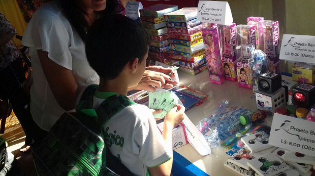 Criança compra com moeda Leios, adquirida no projeto de incentivo à leitura em Catuti. Foto: Lucio Antônio da Silva