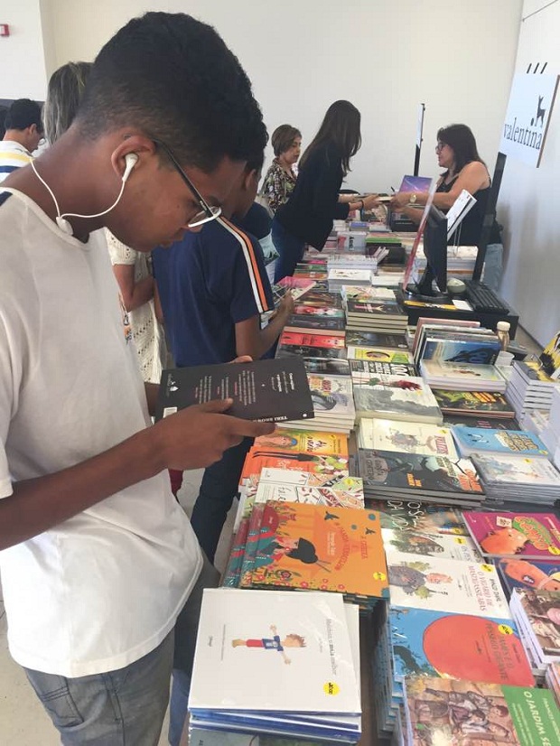 Estudantes e professores da rede estadual ganharam vales-livros para adquirir produtos na feira. Foto: Juliana Flores